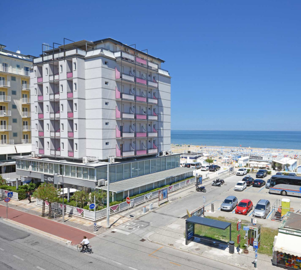 Hotel vicino alla spiaggia con parcheggio e vista sul mare.